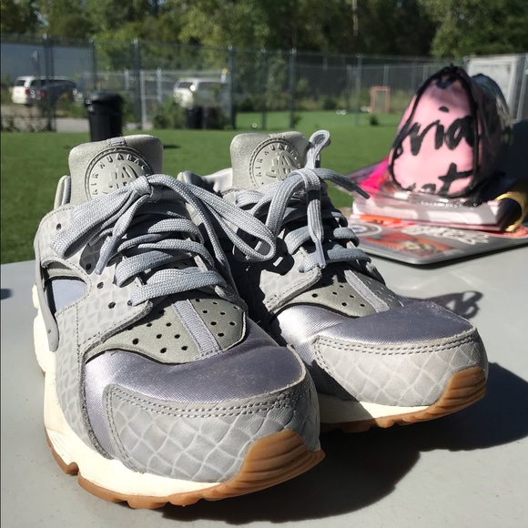 Nike Shoes - Nike Huaraches Size 7